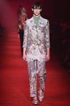Traje sastre con estampado floral y camisa verde de cuello alto para Gucci