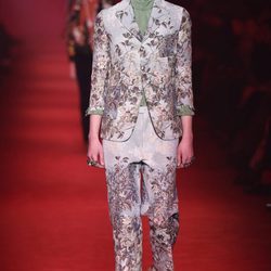Traje sastre con estampado floral y camisa verde de cuello alto para Gucci