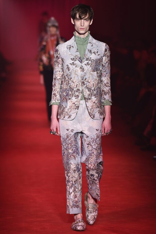 Traje sastre con estampado floral y camisa verde de cuello alto para Gucci