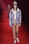 Chaqueta vaquera con bordados florales y gorra con trenzas al lado para Gucci