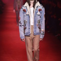 Chaqueta vaquera con bordados florales y gorra con trenzas al lado para Gucci