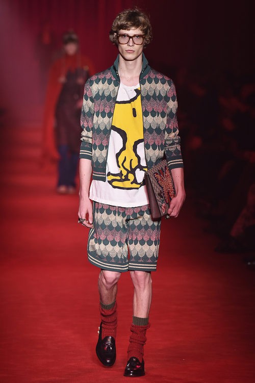 Conjunto con estampado geométrico y camiseta con dibujo Woodstock (Emilio) para Gucci