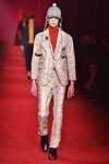 Traje sastre de piel de serpiente con gorra de trenzas al lado para Gucci