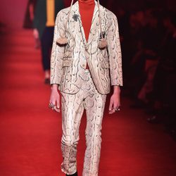 Traje sastre de piel de serpiente con gorra de trenzas al lado para Gucci
