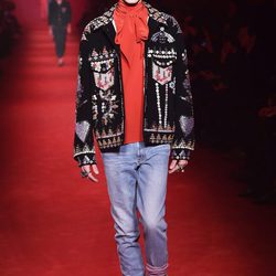Chaqueta 'oversize' con detalles de lentejuelas y sombrero XXL estilo 'cowboy' para Gucci