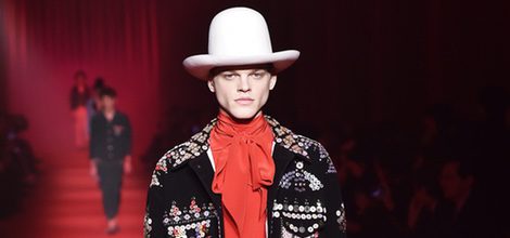 Chaqueta 'oversize' con detalles de lentejuelas y sombrero XXL estilo 'cowboy' para Gucci