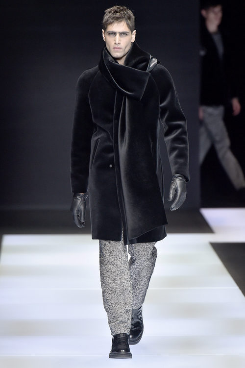 Maxi abrigo negro de terciopelo para Armani