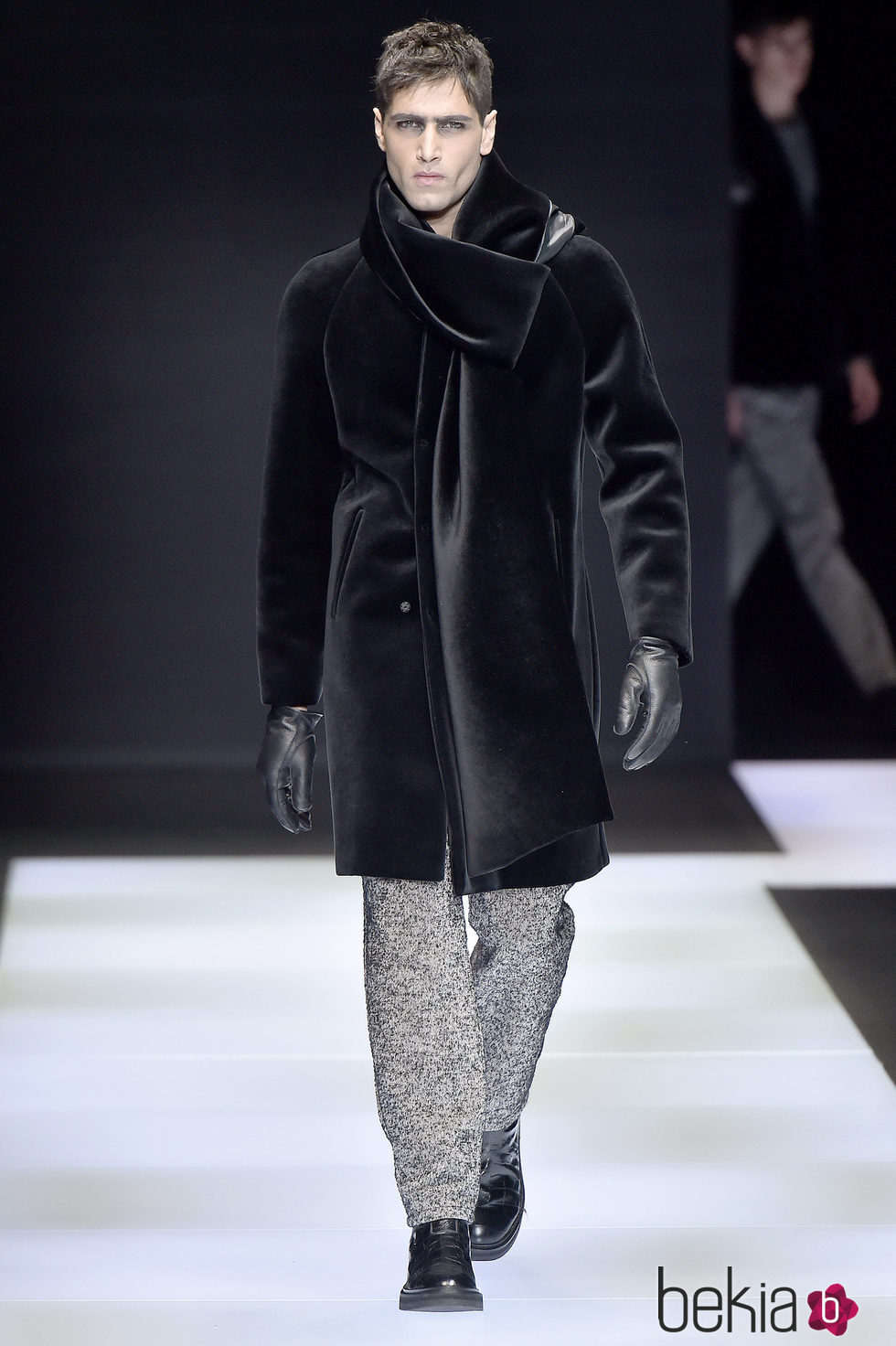 Maxi abrigo negro de terciopelo para Armani