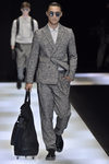 Traje sastre gris perla con mochila negra para Armani