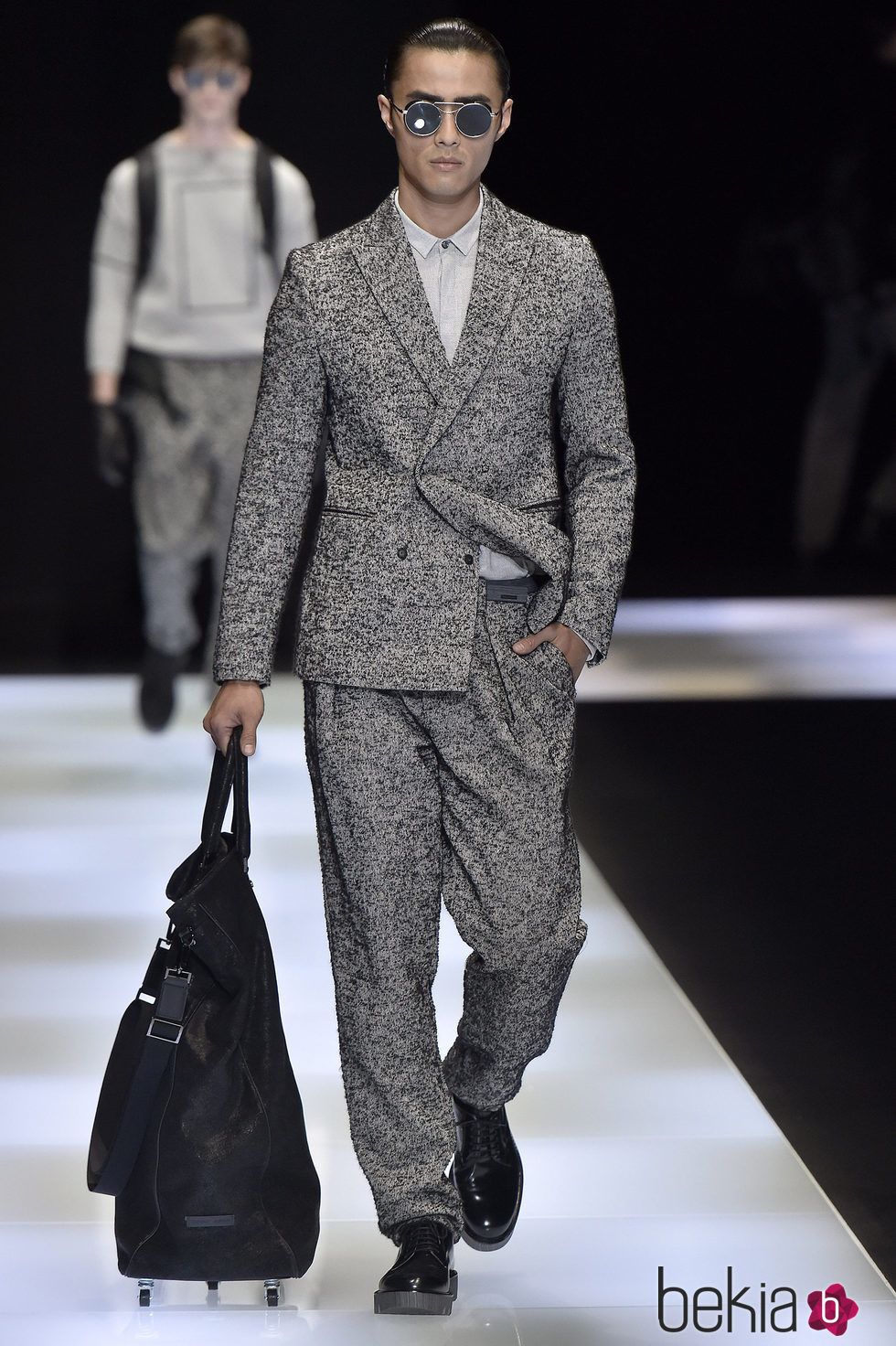 Traje sastre gris perla con mochila negra para Armani