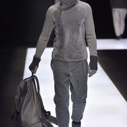 Chaqueta de cuello alto con cremallera lateral y mochila de cuero para Armani