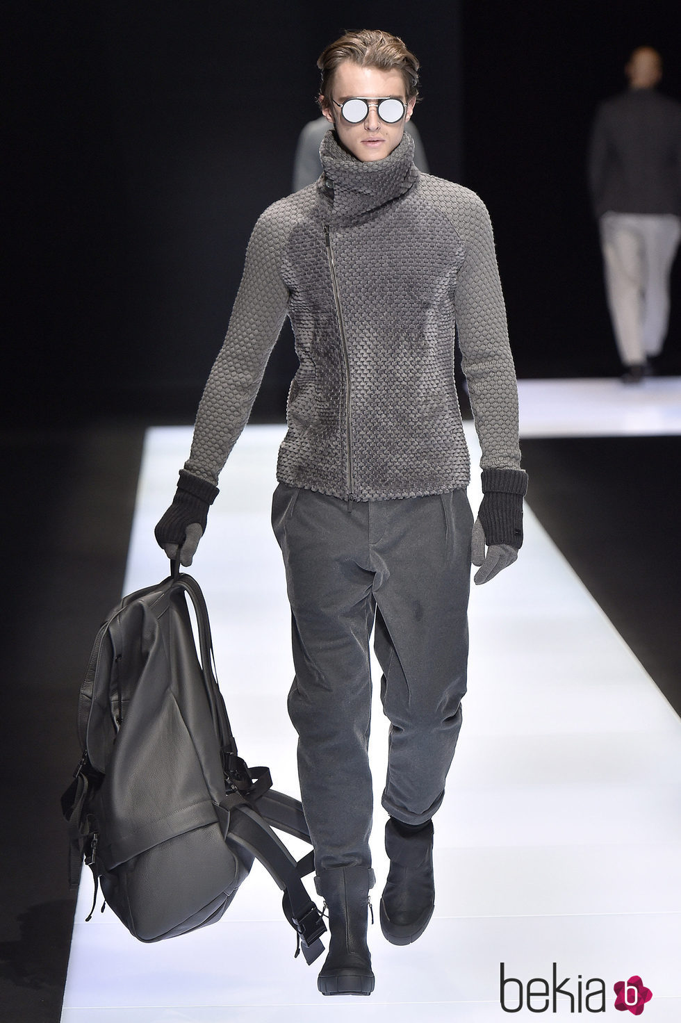 Chaqueta de cuello alto con cremallera lateral y mochila de cuero para Armani