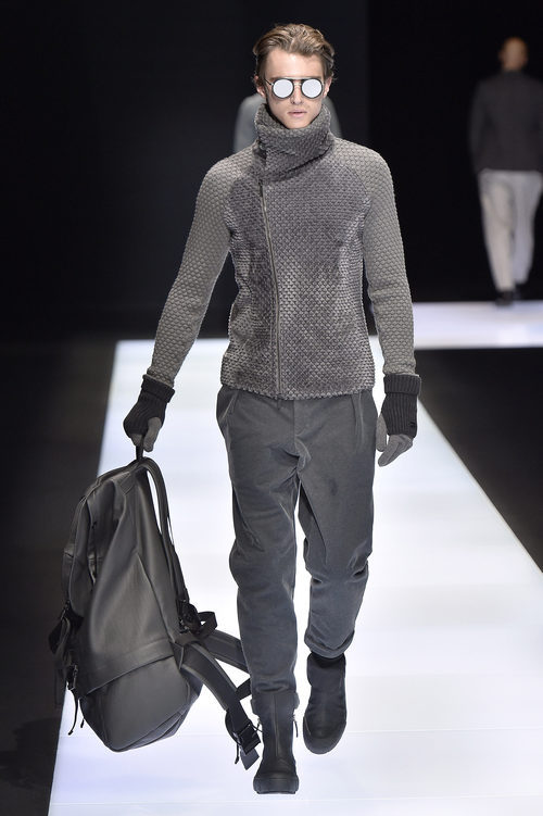Chaqueta de cuello alto con cremallera lateral y mochila de cuero para Armani