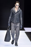 Abrigo acolchado negro y bolso saco para Armani