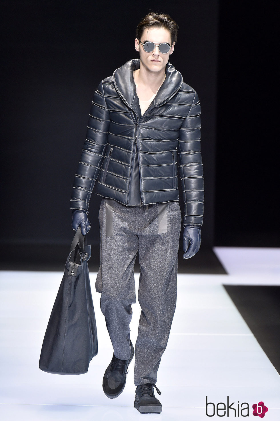Abrigo acolchado negro y bolso saco para Armani