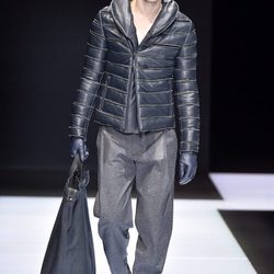 Abrigo acolchado negro y bolso saco para Armani