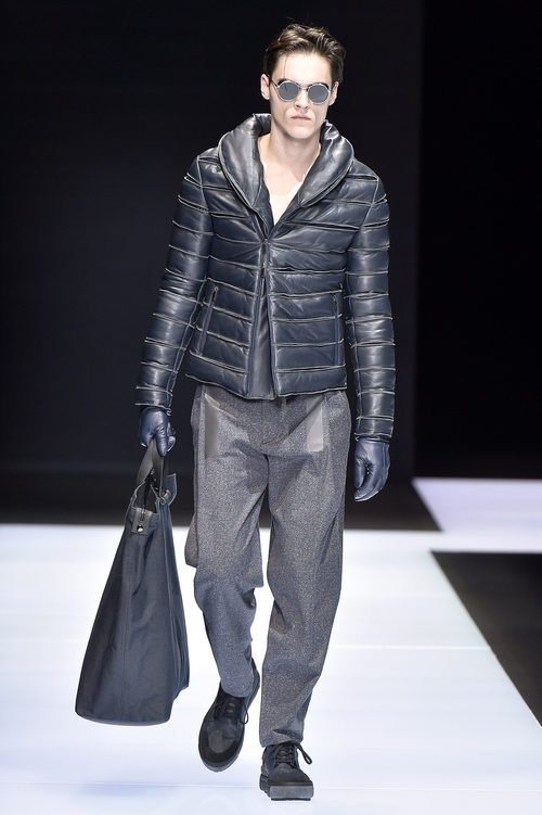 Abrigo acolchado negro y bolso saco para Armani