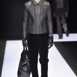 Perfecto de cuero negro con cremallera lateral y detalle hombro para Armani
