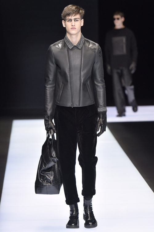 Perfecto de cuero negro con cremallera lateral y detalle hombro para Armani