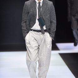 Traje sastre en dualidad de color en gris para Armani