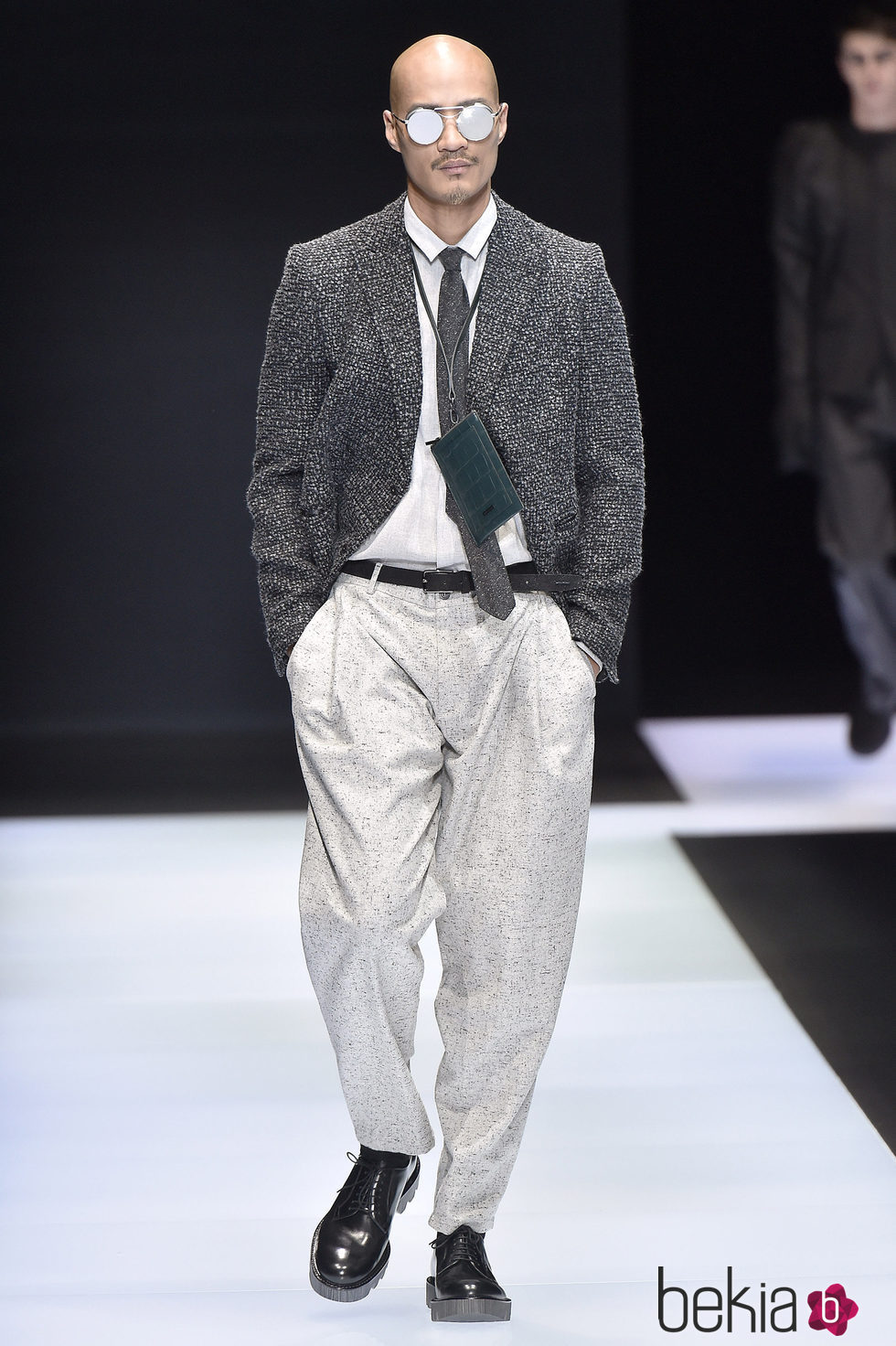 Traje sastre en dualidad de color en gris para Armani