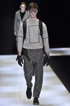 Jersey gris con detalle geométrico y mochila negra para Armani