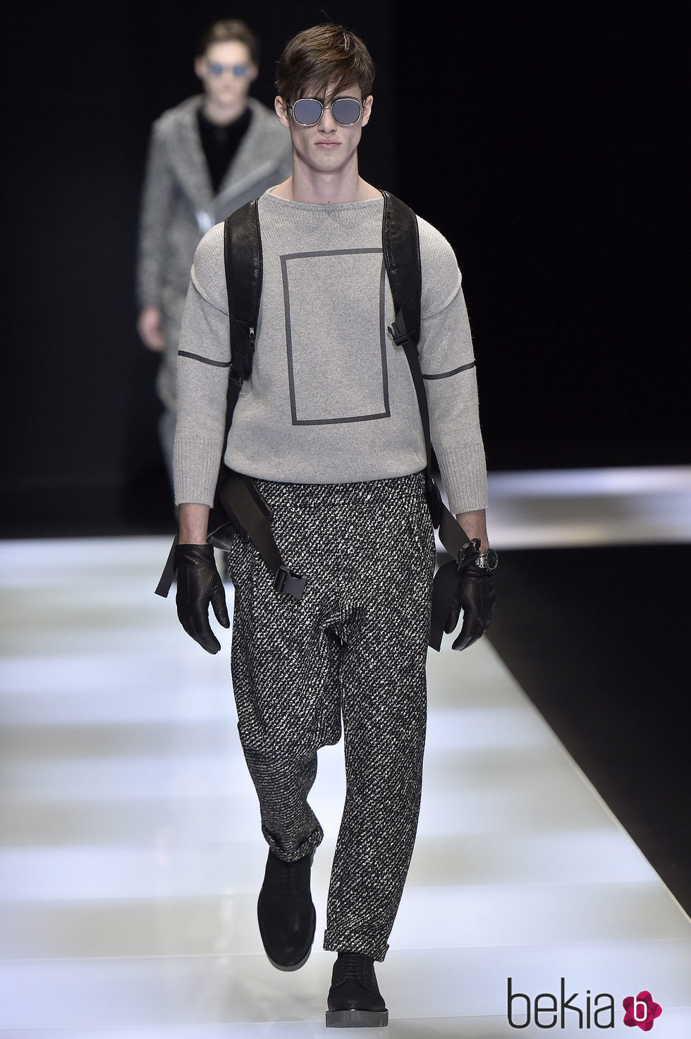 Jersey gris con detalle geométrico y mochila negra para Armani