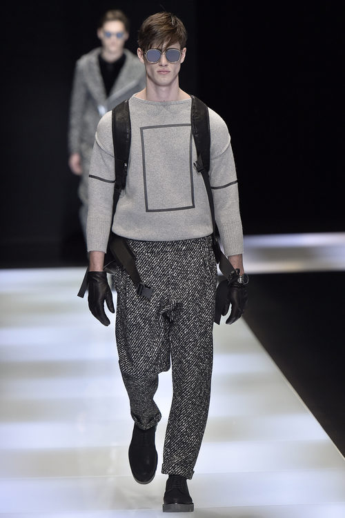 Jersey gris con detalle geométrico y mochila negra para Armani