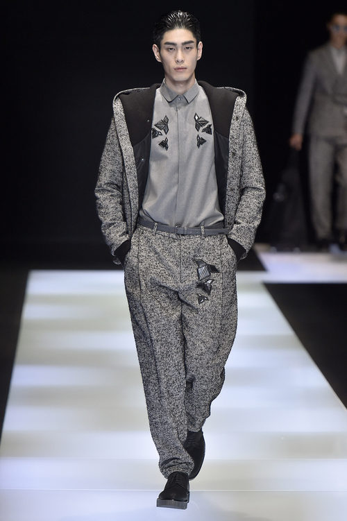 Conjunto gris con chaqueta y pantalón anchos y camiseta lisa para Armani