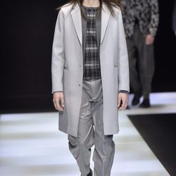 Abrigo largo liso gris con jersey con estampado geométrico para Armani 
