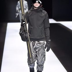 Estilo esquí con sudadera térmica y pantalones anchos estampados para Armani