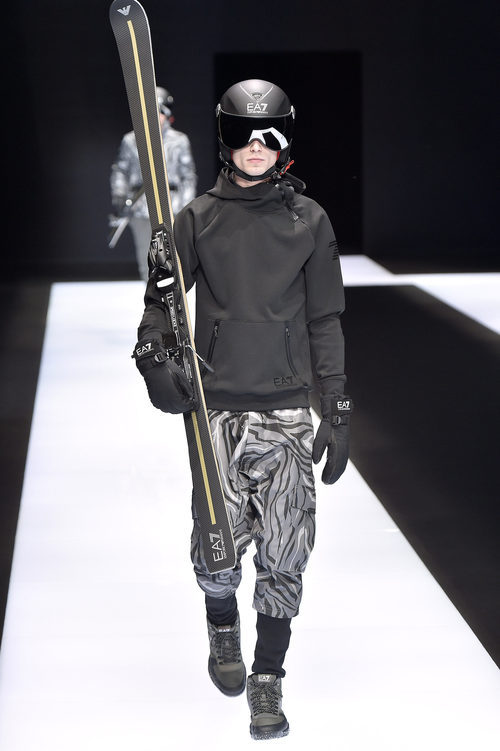 Estilo esquí con sudadera térmica y pantalones anchos estampados para Armani