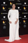 Nora Navas con un diseño de capa y blanco en los Premios Feroz 2016