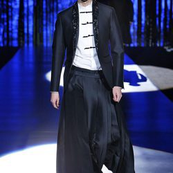 Abrigo estilo frac con solapas brilli brilli y camisa blanca con detalle tradicional para Dsquared2