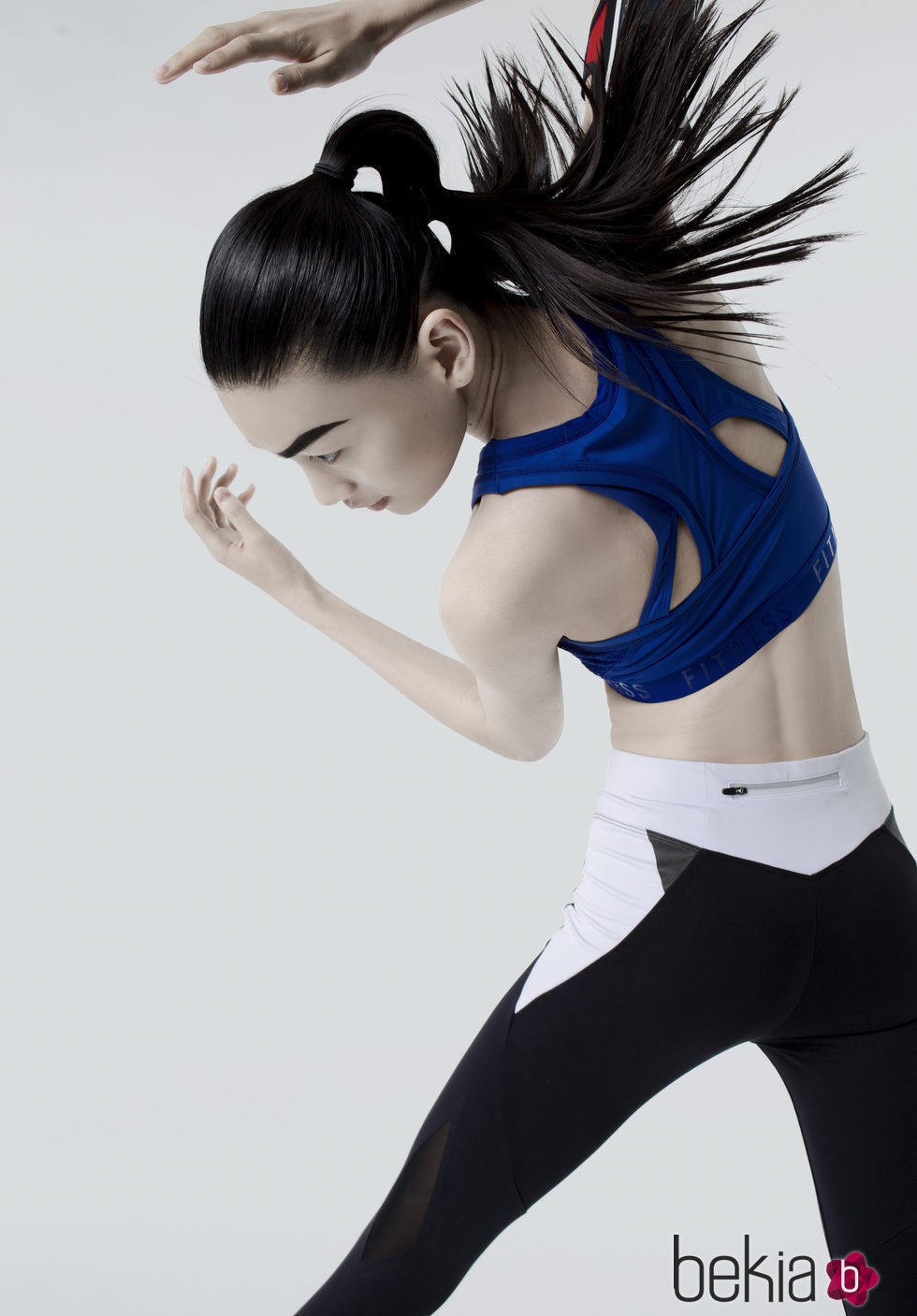 Top azul eléctrico con espalda cruzada para la colección 'Warrior' de Oysho 