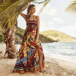 Behati Prinsloo con vestido largo con estampado floral de Tommy Hilfiger