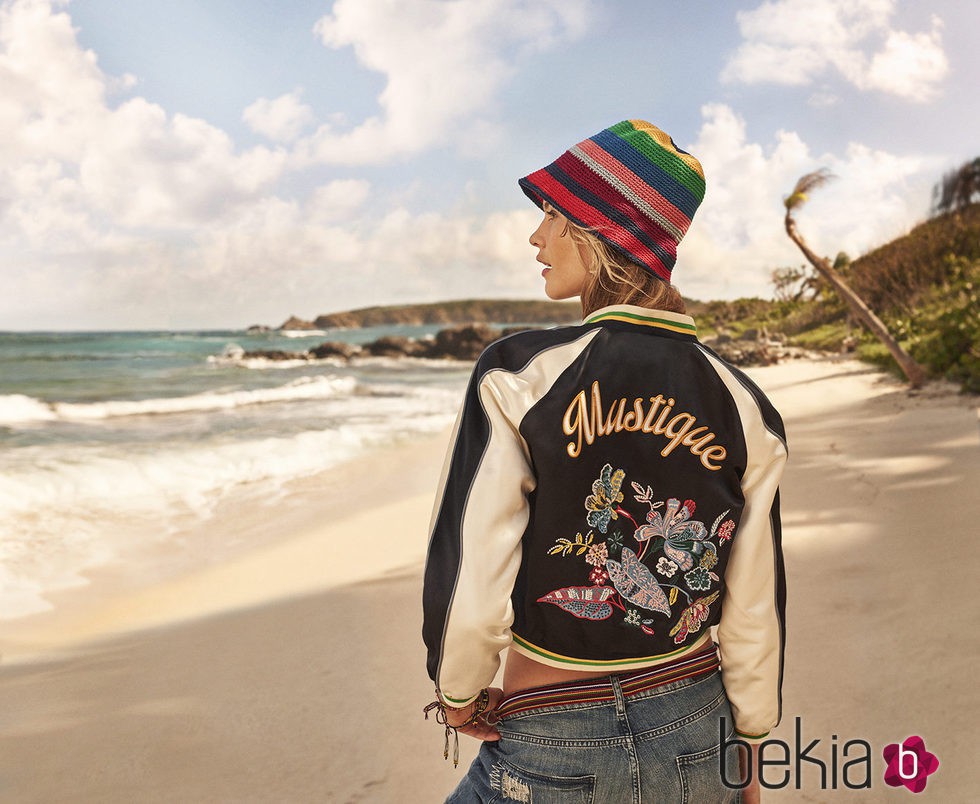 Bomber negra con estampado floral de Tommy Hilfiger
