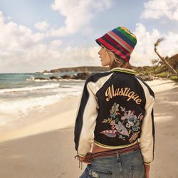 Bomber negra con estampado floral de Tommy Hilfiger