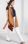 Chaleco largo de ante camel con pantalón blanco y bolso de mano de Violeta by Mango