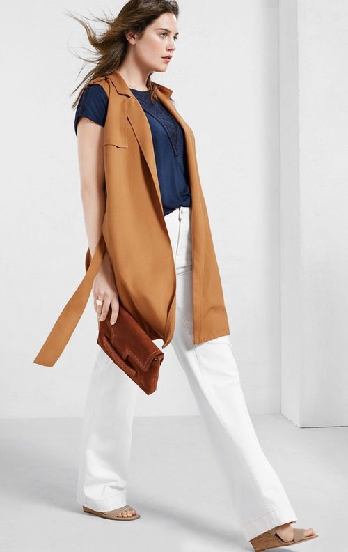 Chaleco largo de ante camel con pantalón blanco y bolso de mano de Violeta by Mango
