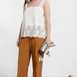 Top blanco ligero y pantalón ancho mostaza de Violeta by Mango