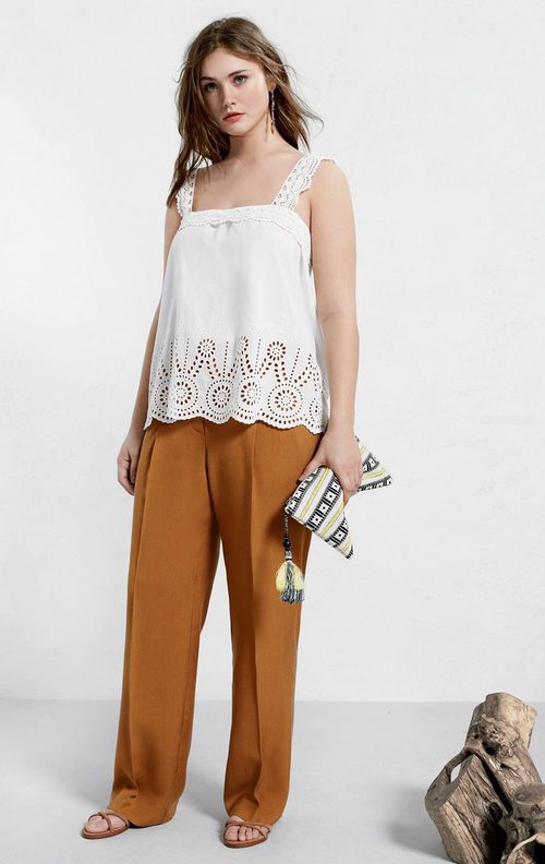 Top blanco ligero y pantalón ancho mostaza de Violeta by Mango