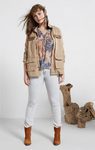 Chaqueta de ante en color camel y blusa ligera estampada de Violeta by Mango