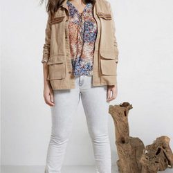 Chaqueta de ante en color camel y blusa ligera estampada de Violeta by Mango