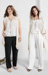 Conjuntos blancos con chalecos largos y pantalones anchos de Violeta by Mango