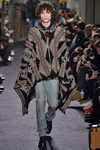 Poncho marrón con estampado geométrico para Valentino en la semana de la moda de París para la temporada otoño/invierno 2016/2017