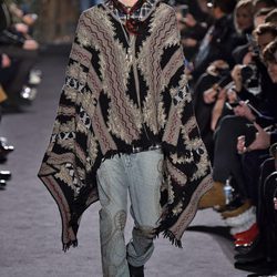 Poncho marrón con estampado geométrico para Valentino en la semana de la moda de París para la temporada otoño/invierno 2016/2017