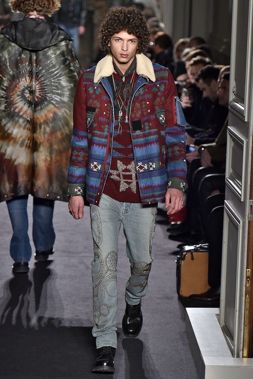 Chaqueta con estampado étnico y cuello de lana para Valentino en la semana de la moda de París para la temporada otoño/invierno 2016/2017