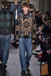 Jersey marrón y negro con estampado étnico para Versace de la moda de París para la temporada otoño/invierno 2016/2017