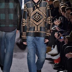 Jersey marrón y negro con estampado étnico para Versace de la moda de París para la temporada otoño/invierno 2016/2017